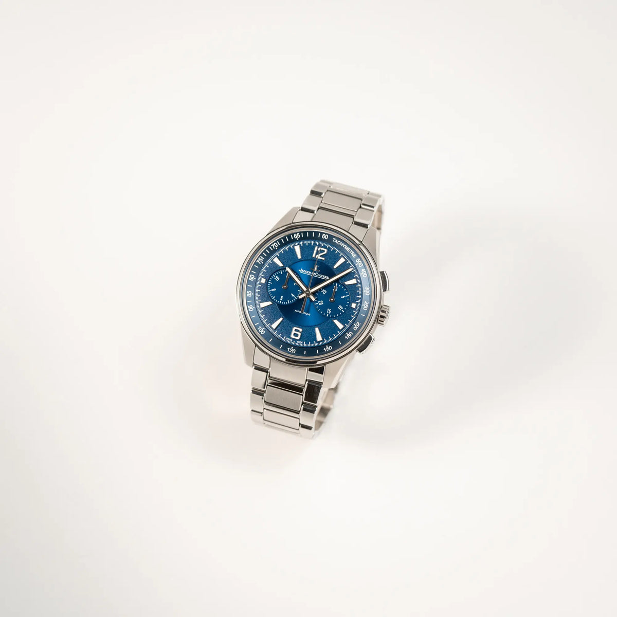 Leicht schräge Ansicht der Jaeger-LeCoultre Polaris Chronograph aus 2022 mit  blauem Zifferblatt in einem 42mm Gehäuse am Stahlband