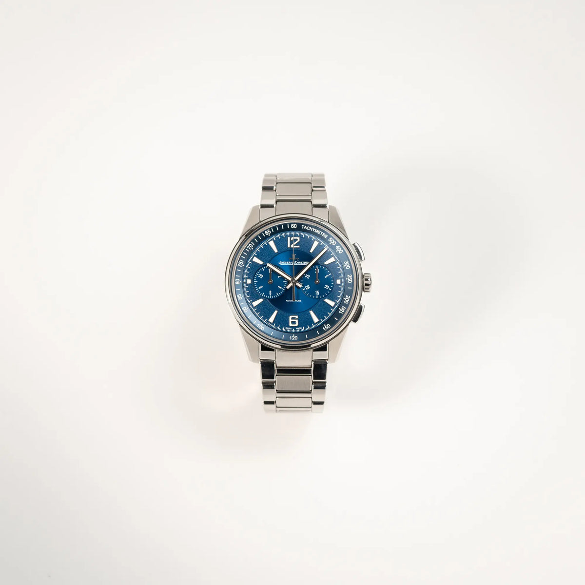 Frontale Ansicht der Jaeger-LeCoultre Polaris Chronograph aus 2022 mit  blauem Zifferblatt in einem 42mm Gehäuse am Stahlband