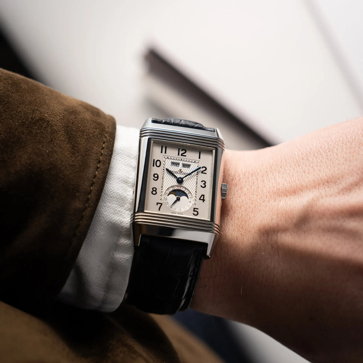 Wristshot mit der Jaeger-LeCoultre Grande Reverso Calendar 273.8.84 