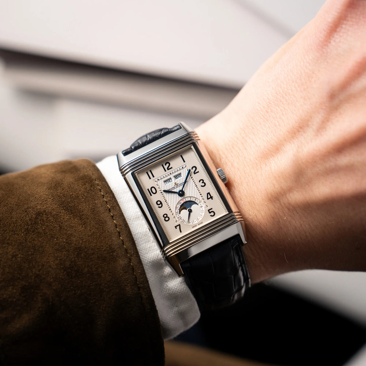 Mann trägt die Jaeger-LeCoultre Grande Reverso Calendar 273.8.84 an seinem Handgelenk