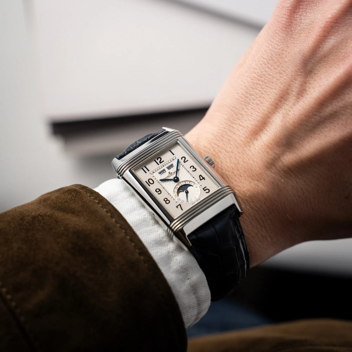 Mann trägt die Jaeger-LeCoultre Grande Reverso Calendar 273.8.84  an seinem Handgelenk für einen Wristshot
