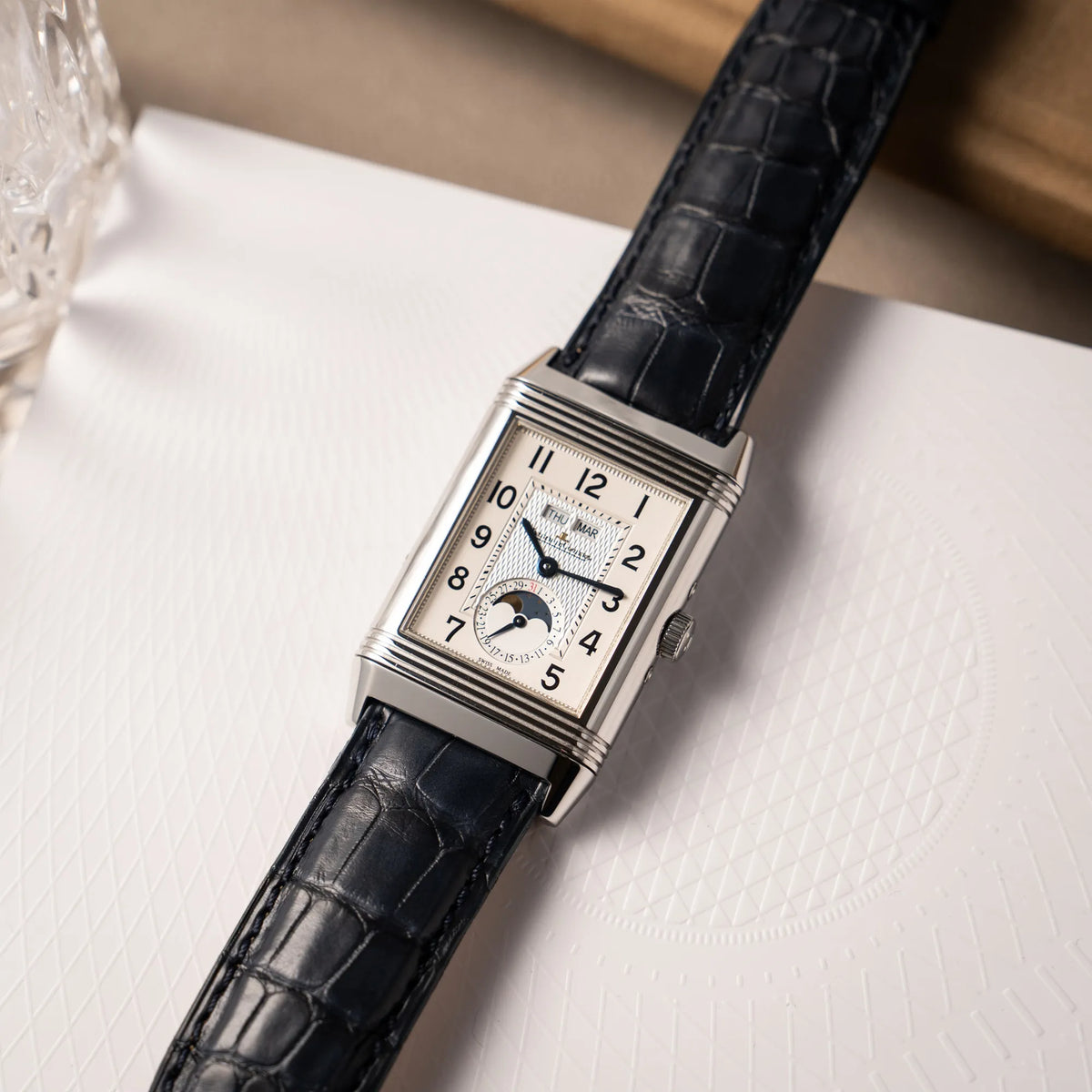 Produktfotografie der Jaeger-LeCoultre Grande Reverso Calendar 273.8.84  mit weiß-silbernem Zifferblatt