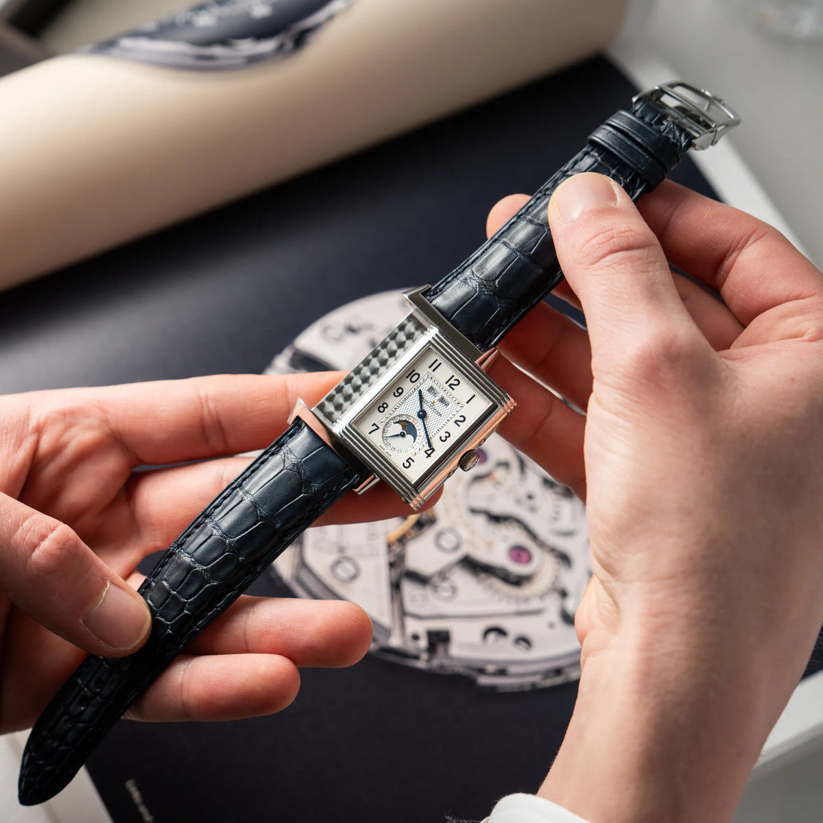 Mann hält die Jaeger-LeCoultre Grande Reverso Calendar 273.8.84  und präsentiert die Uhr in die Kamera