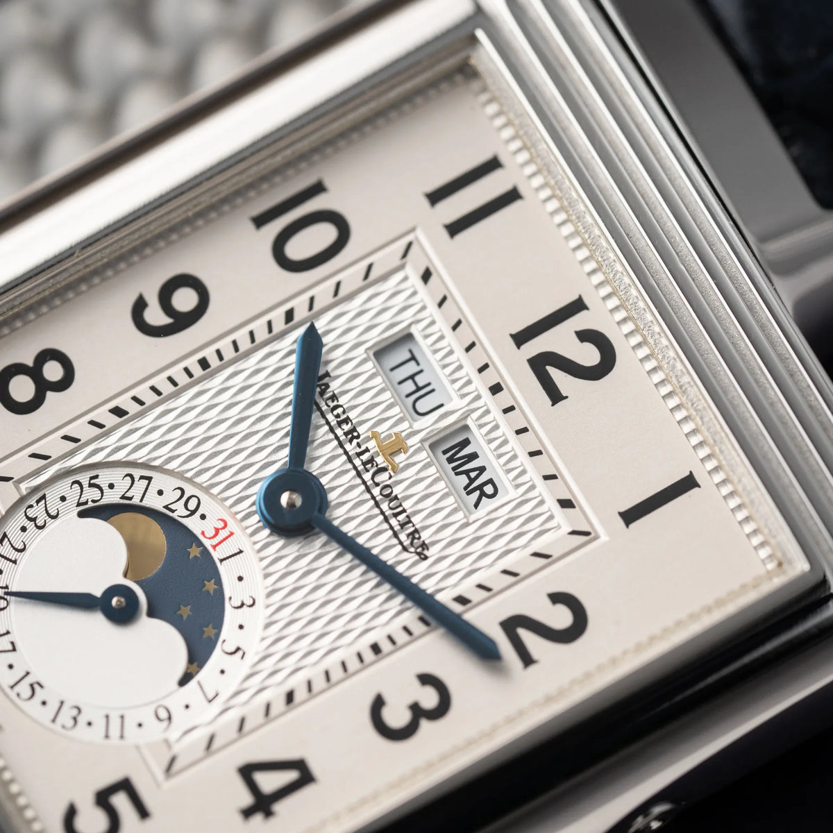 Detailaufnahme der Datumsanzeige, bestehend aus Wochentag und Monat, von der Jaeger-LeCoultre Grande Reverso Calendar 273.8.84 