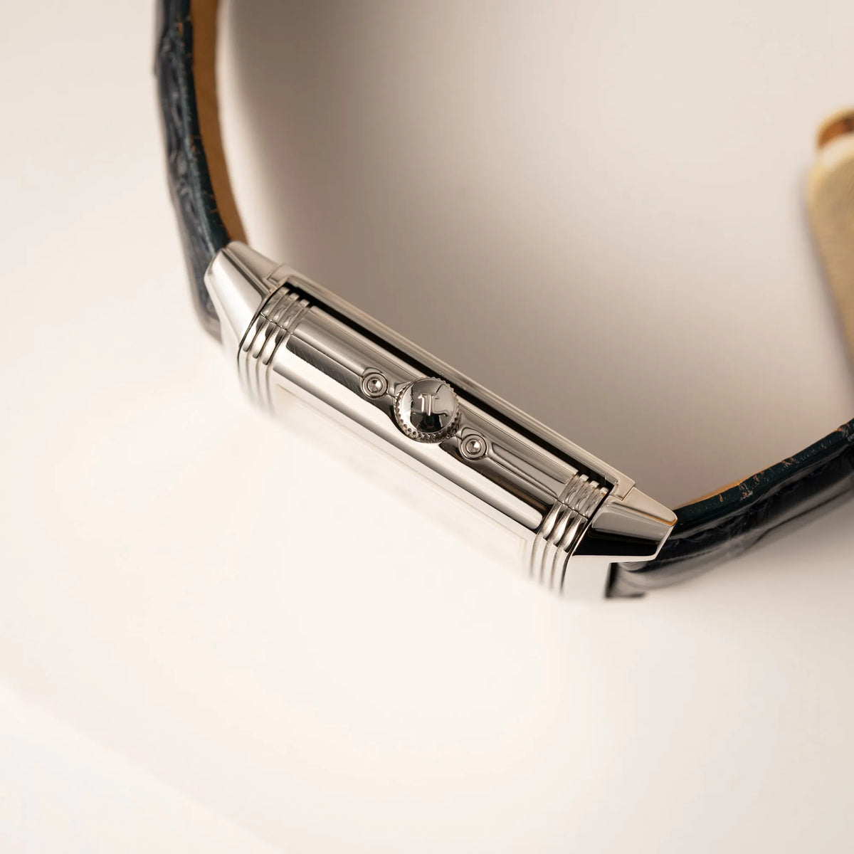 Seitliche Gehäuseflanke der Jaeger-LeCoultre Grande Reverso Calendar 273.8.84  mit Blick auf die Aufzigskrone