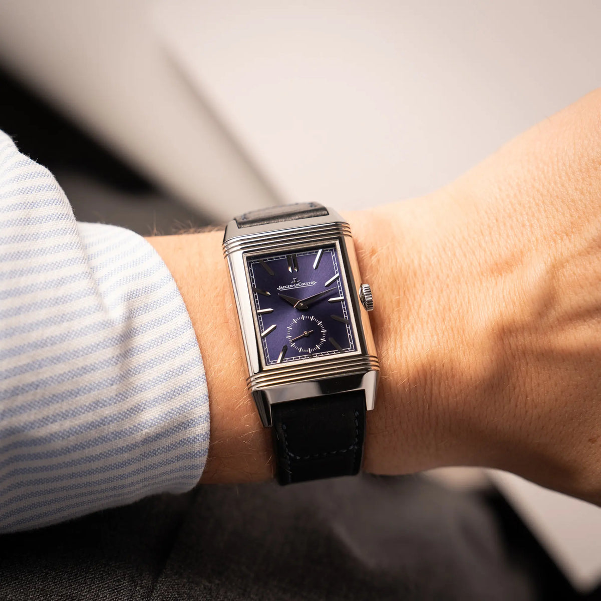 Wristshot mit der Jaeger-LeCoultre Reverso Duoface Q3988482 mit blauem Zifferblatt mit kleiner Sekunde am schwarzen Lederband