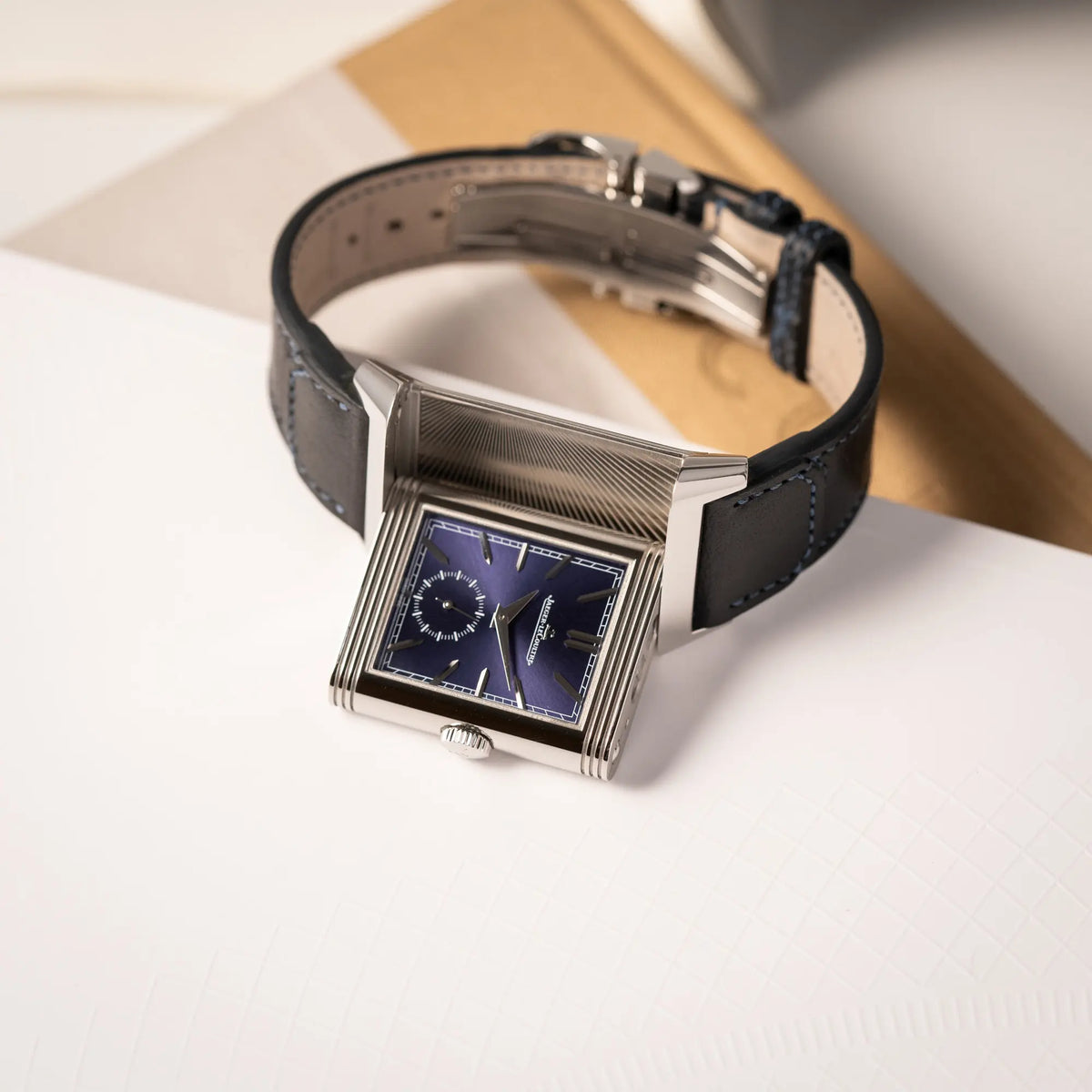 Jaeger-LeCoultre Reverso Duoface Q3988482 mit blauem Zifferblatt und weißem Night-and-Day-Zifferblatt am schwarzen Lederband
