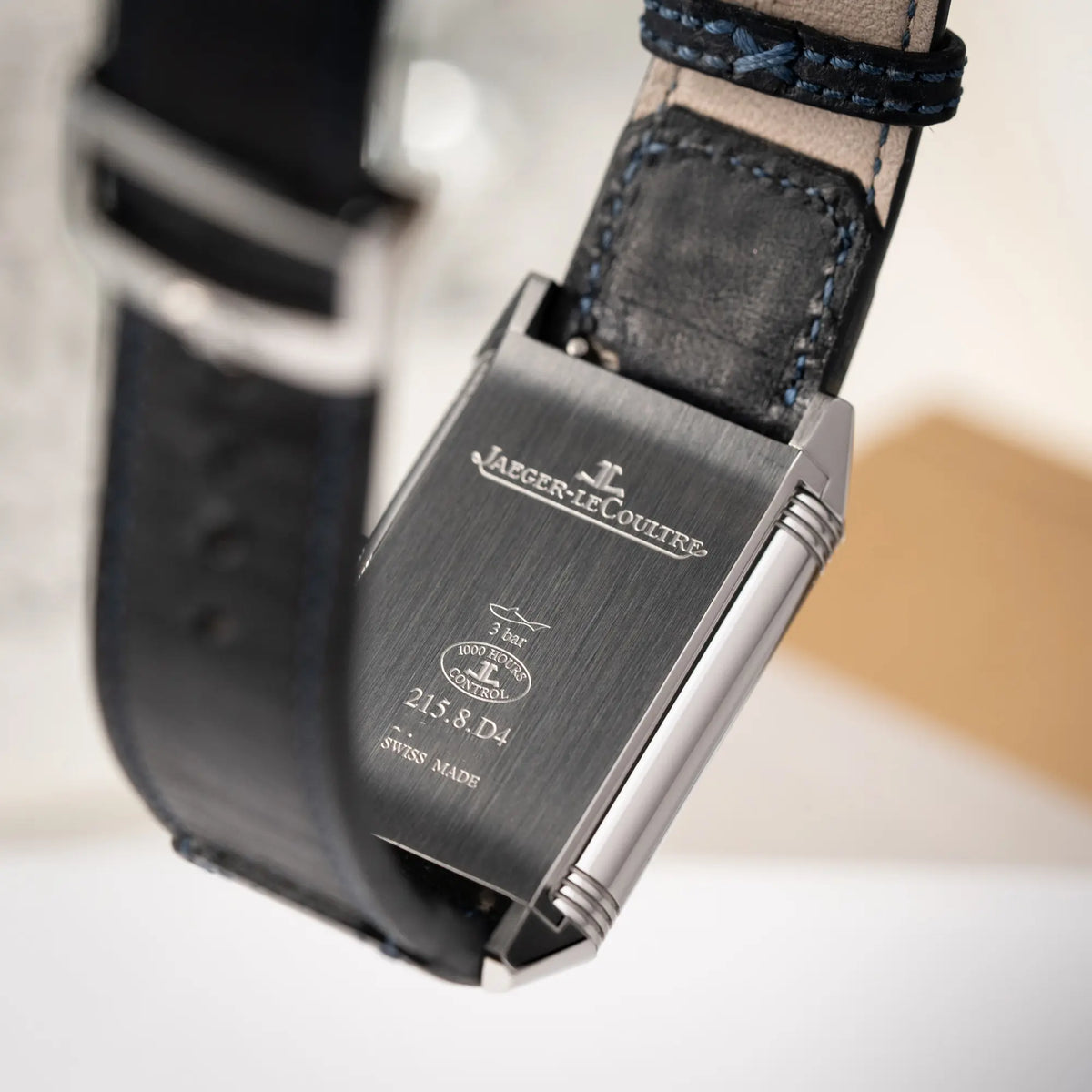 Gehäuseboden der Jaeger-LeCoultre Reverso Duoface Q3988482 mit blauem Zifferblatt und weißem Night-and-Day-Zifferblatt am schwarzen Lederband