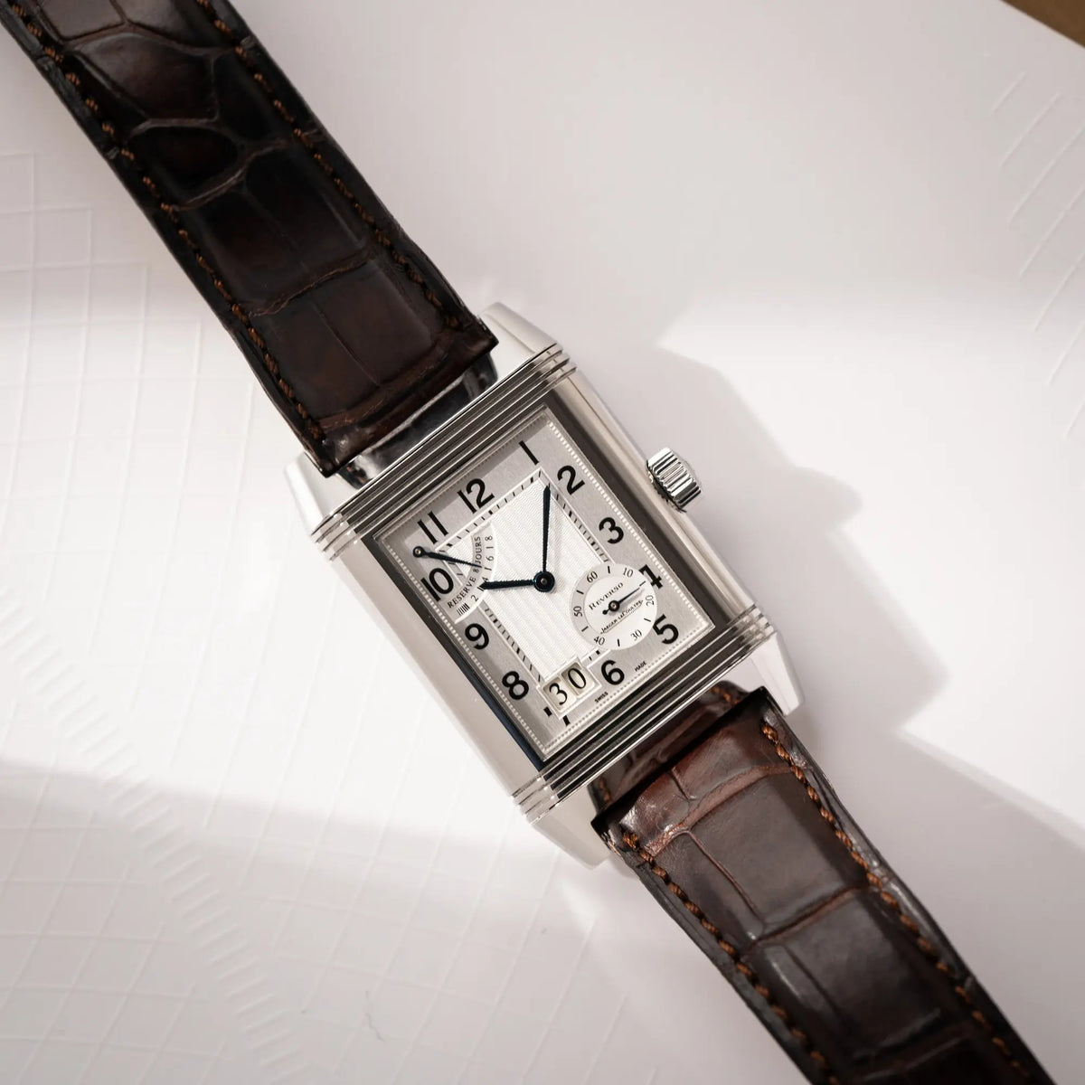 Jaeger-LeCoultre Reverso Grande Date der Referenz 240.8.15 mit silberfarbenem Zifferblatt und Großdatums-Anzeige, kleiner Sekunde und Gangreserve-Anzeige am braunen Lederband