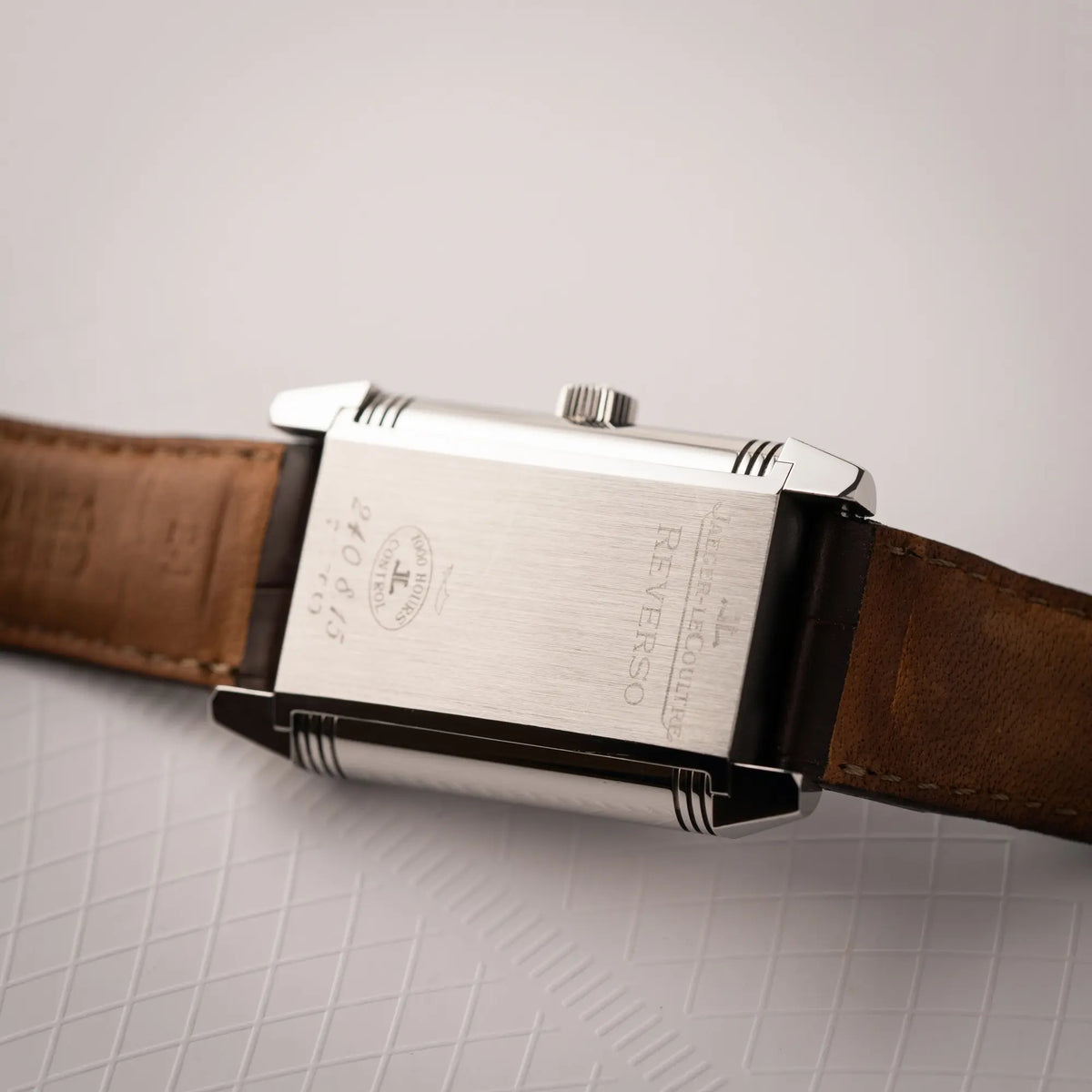 Gehäuseboden der Jaeger-LeCoultre Reverso Grande Date der Referenz 240.8.15 mit silberfarbenem Zifferblatt und Großdatums-Anzeige, kleiner Sekunde und Gangreserve-Anzeige am braunen Lederband