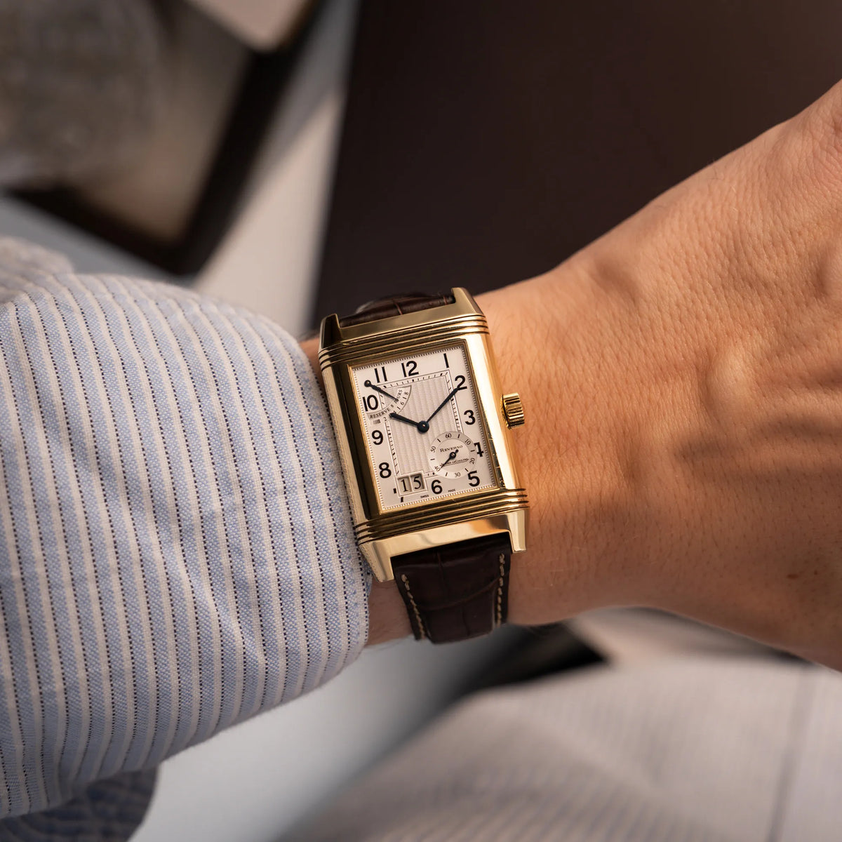 Wristshot mit der Jaeger-LeCoultre Reverso Grande Date der Referenz 240.1.15 mit einem Gelbgold-Gehäuse