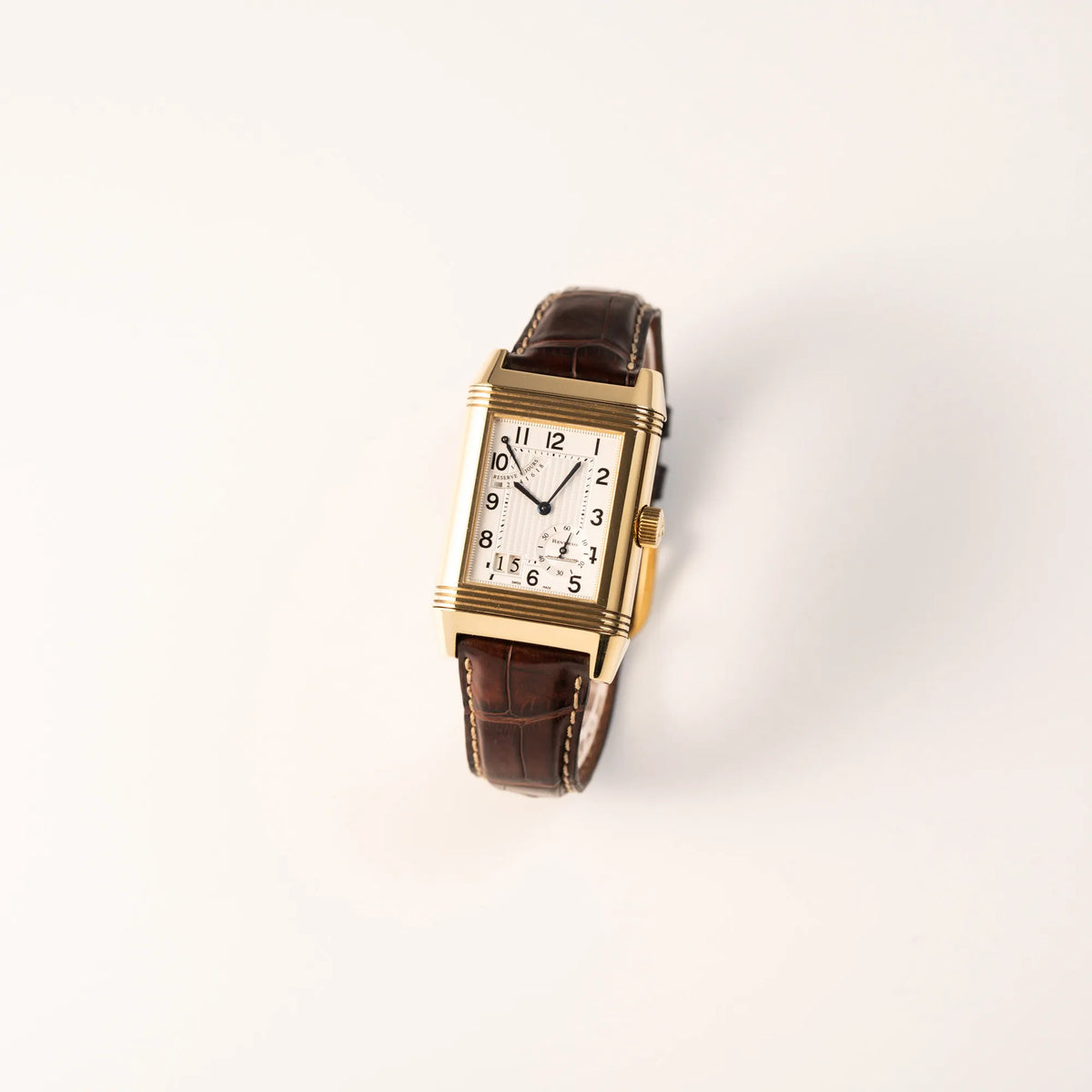 Leicht schräge Ansicht Jaeger-LeCoultre Reverso Grande Date der Referenz 240.1.15 mit einem Gelbgold-Gehäuse am braunen Lederband