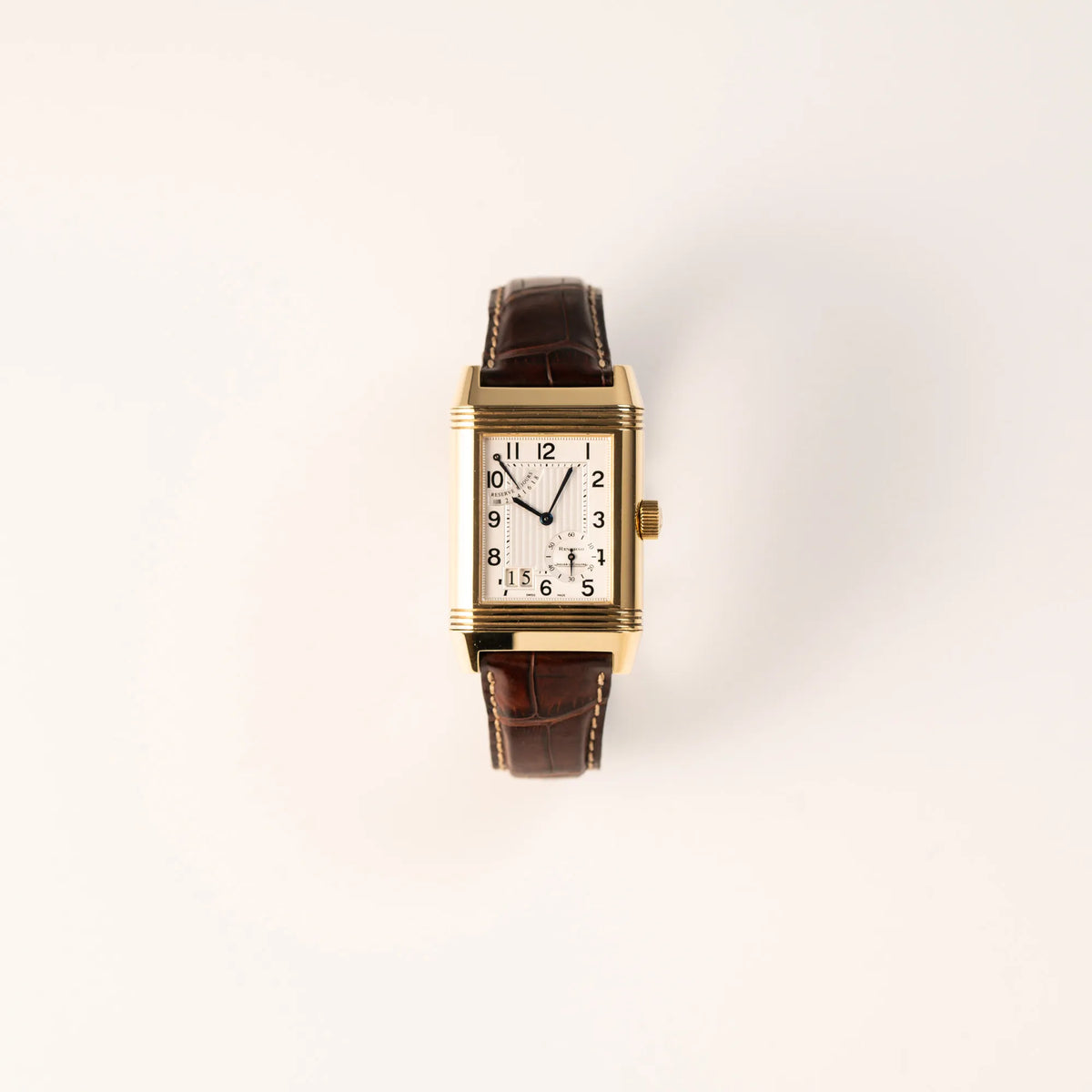 Frontale Ansicht der Jaeger-LeCoultre Reverso Grande Date der Referenz 240.1.15 mit einem Gelbgold-Gehäuse am braunen Lederband