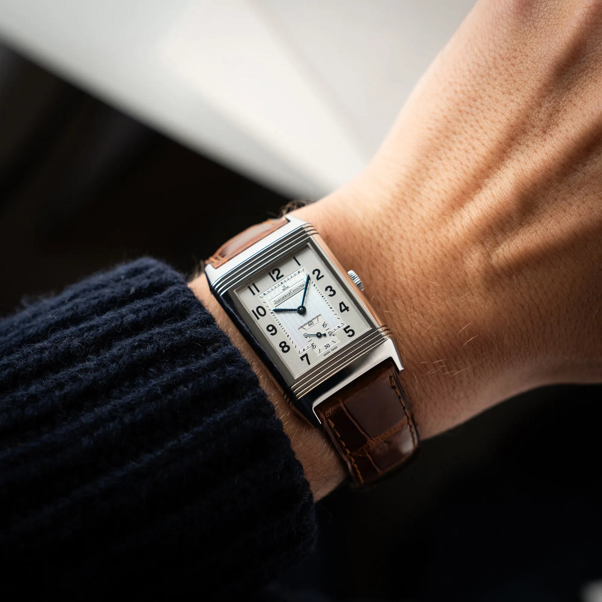 Wristshot mit der Jaeger-LeCoultre Reverso Grande Taille der Referenz 270.8.62 mit einem teil-guillochiertem, silberfarbenem Zifferblatt an einem braunem Lederband