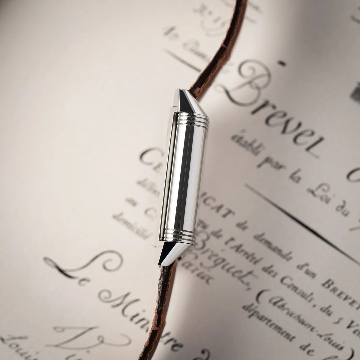 Seitliche Gehäuseflanke der Jaeger-LeCoultre Reverso Grande Taille der Referenz 270.8.62 mit einem teil-guillochiertem, silberfarbenem Zifferblatt an einem braunem Lederband