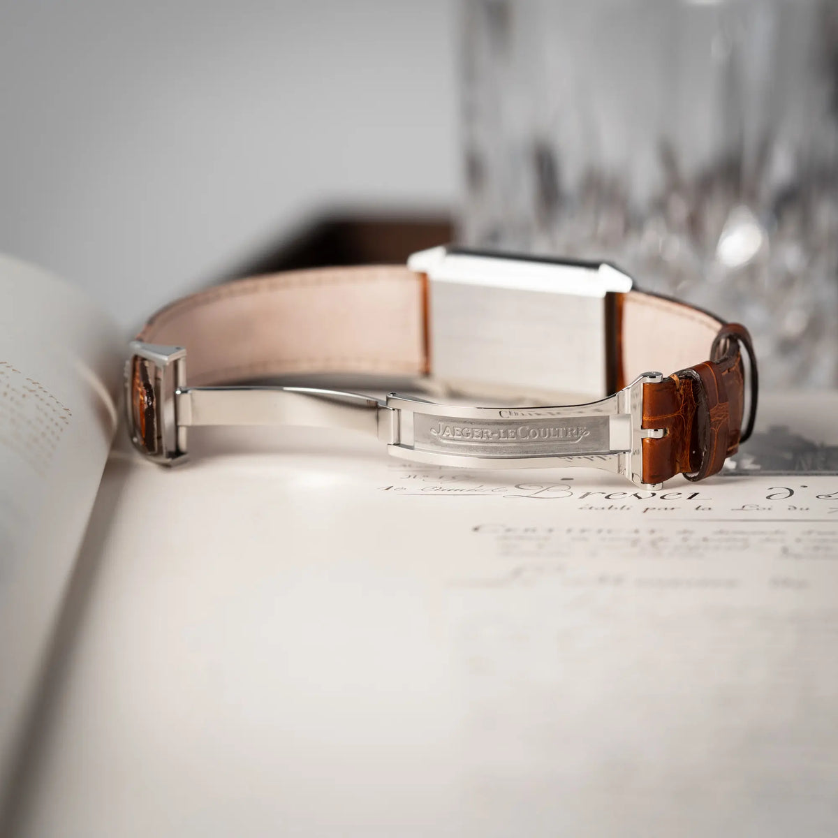 Geöffnete Faltschliesse der Jaeger-LeCoultre Reverso Grande Taille der Referenz 270.8.62 mit einem teil-guillochiertem, silberfarbenem Zifferblatt an einem braunem Lederband
