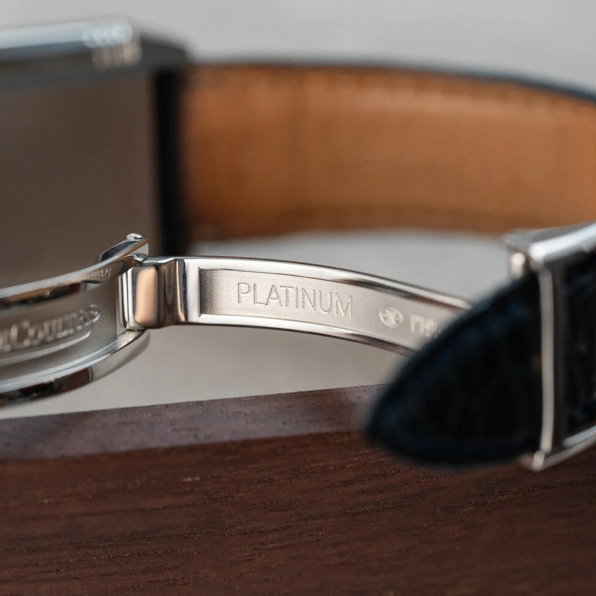 Platinum Schriftzug im Inneren der Faltschliesse von der Jaeger LeCoultre Reverso "Reserve de Marche" mit Platingehäuse am Lederband