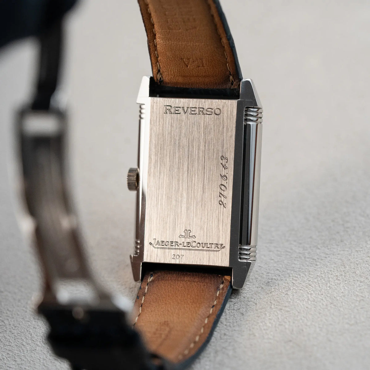 Gehäuseboden der Jaeger LeCoultre Reverso "Reserve de Marche" mit Platingehäuse am Lederband