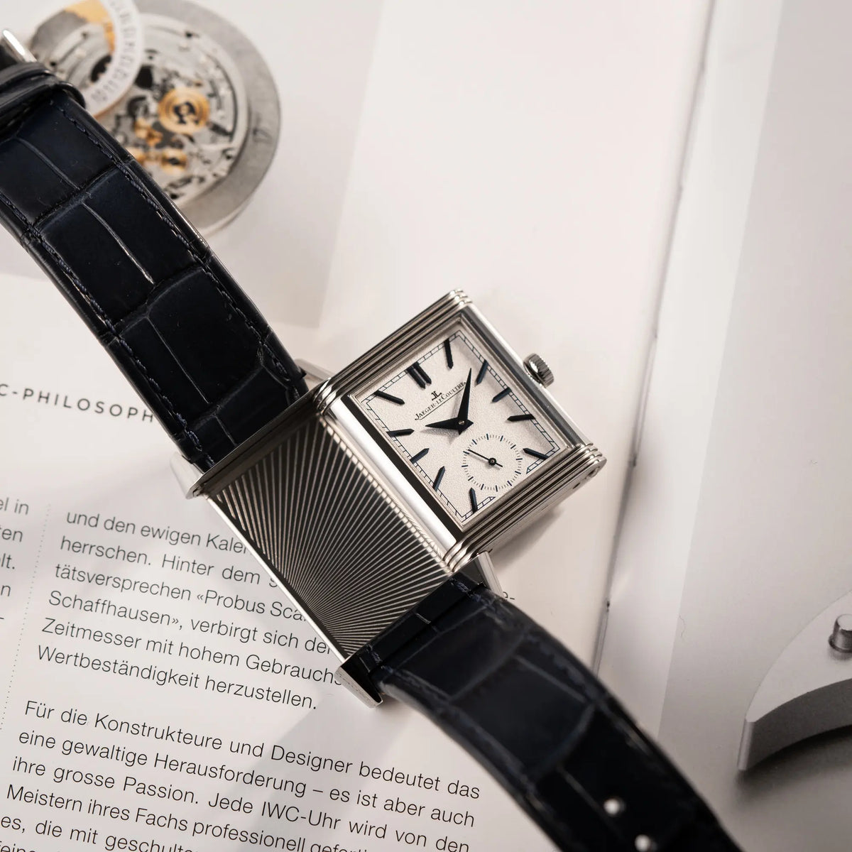 Produktfotografie als Titelbild für die Jaeger-LeCoultre Reverso Tribute Duoface Q3908420 zeigt das weiße Zifferblatt und den betätigten Reverso-Mechanismus
