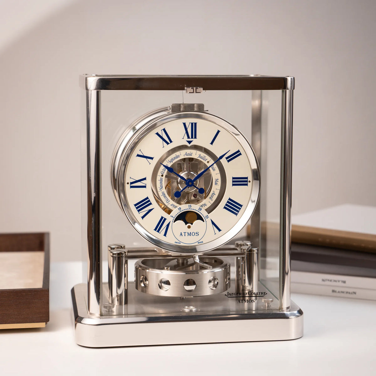  Jaeger-LeCoultre Atmos Mondphase Tischuhr in rhodiniertem Stahl mit weißem Zifferblatt und blauen römischen Indizes