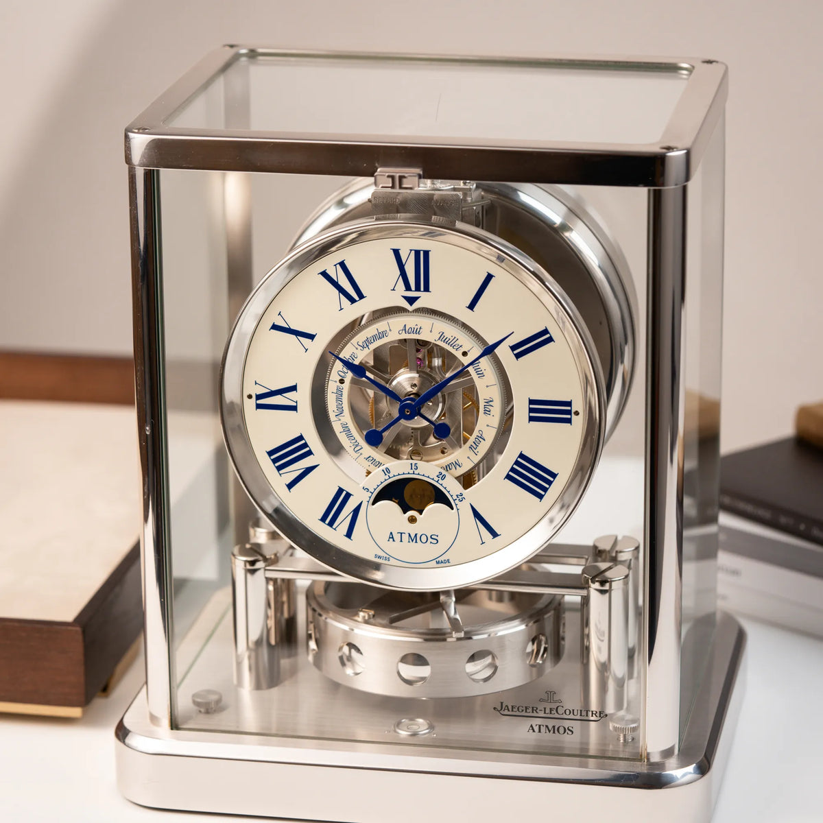 Jaeger-LeCoultre Atmos Mondphase Tischuhr in rhodiniertem Stahl mit weißem Zifferblatt und blauen römischen Indizes