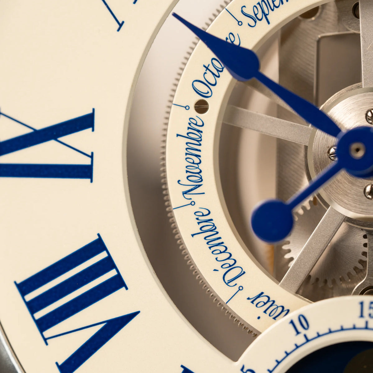 Detailaufnahme der Kalender-Anzeige  von der Jaeger-LeCoultre Atmos Mondphase Tischuhr in rhodiniertem Stahl mit weißem Zifferblatt und blauen römischen Indizes