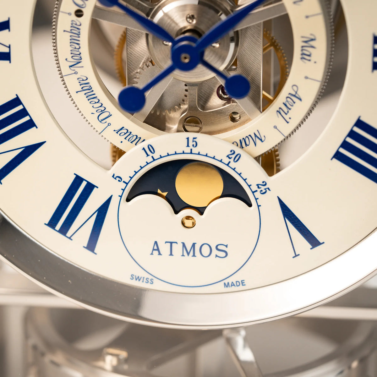 Detailaufnahme der Mondphase-Anzeige von der  Jaeger-LeCoultre Atmos Mondphase Tischuhr in rhodiniertem Stahl mit weißem Zifferblatt und blauen römischen Indizes