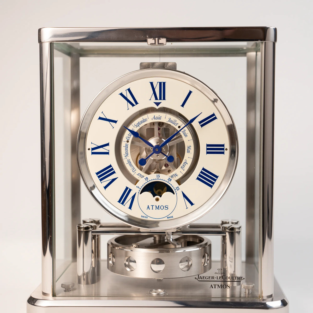 Jaeger-LeCoultre Atmos Mondphase Tischuhr in rhodiniertem Stahl mit weißem Zifferblatt und blauen römischen Indizes