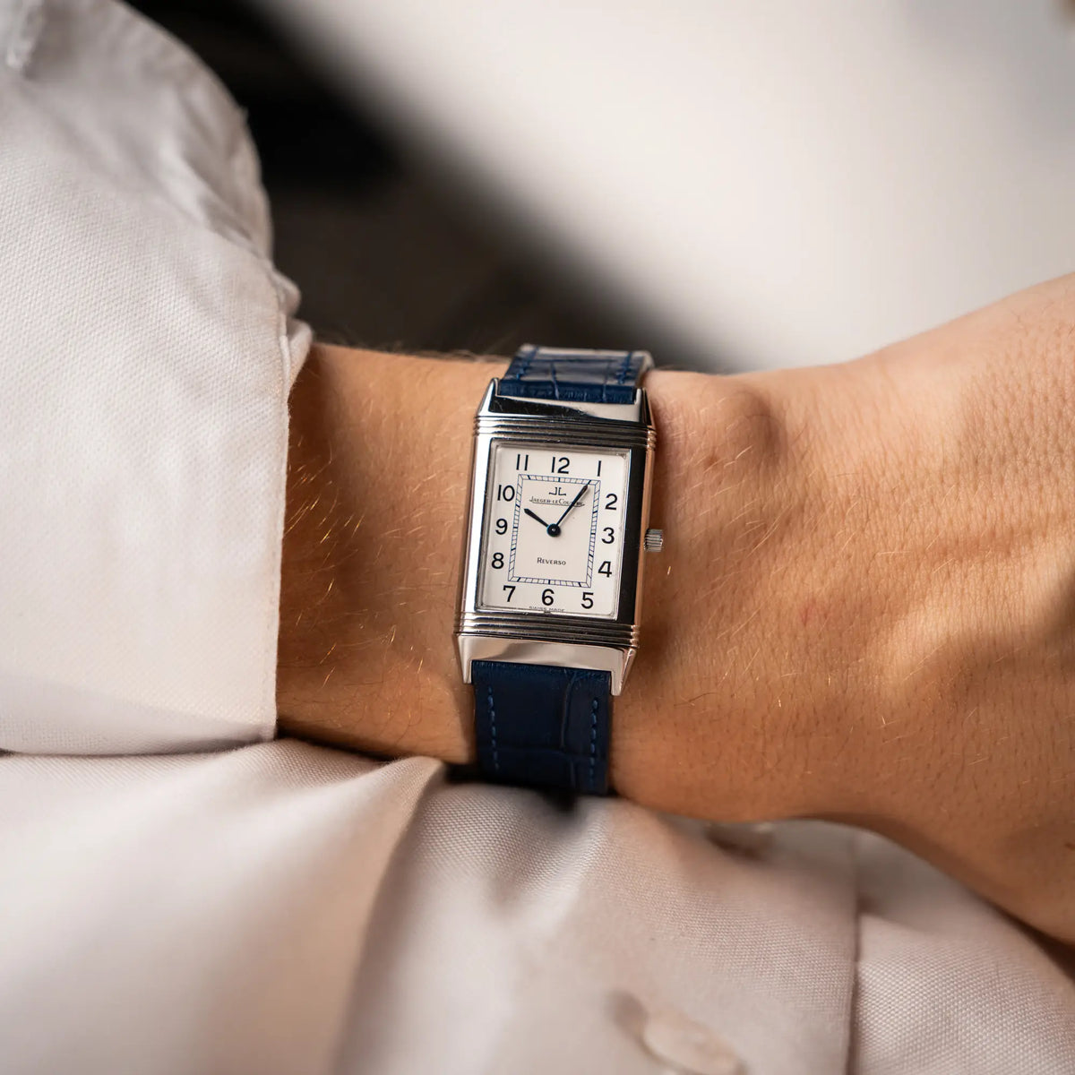 Wristshot mit der Jaeger-LeCoultre Reverso Classique Medium 250.8.86 in Edelstahl an einem dunkelblauem Lederband