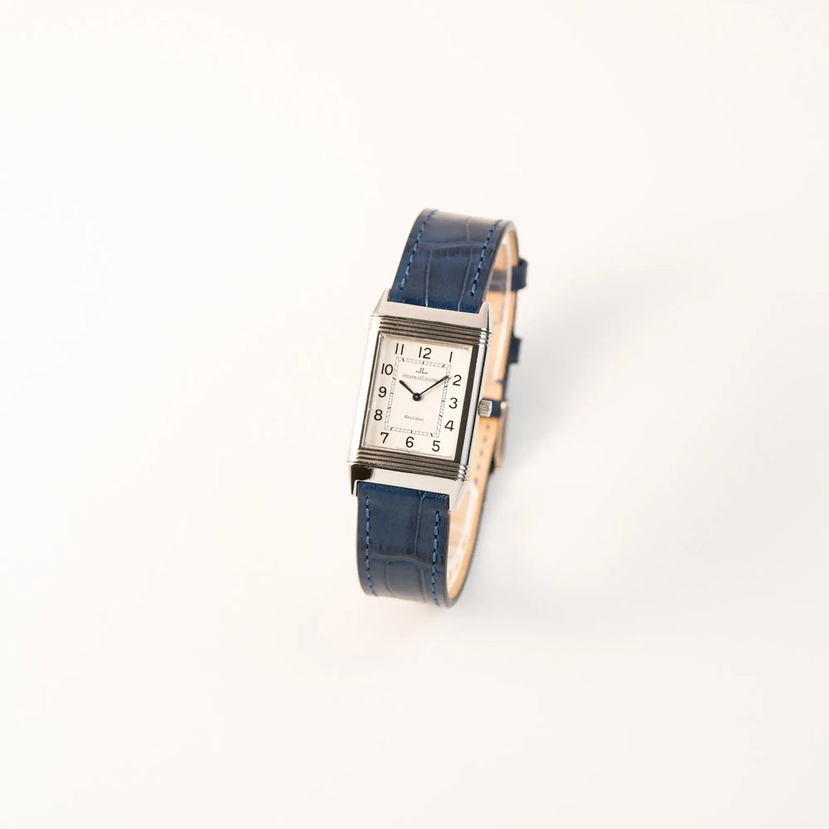 Leicht schräge Ansicht der Jaeger-LeCoultre Reverso Classique Medium 250.8.86 in Edelstahl an einem dunkelblauem Lederband
