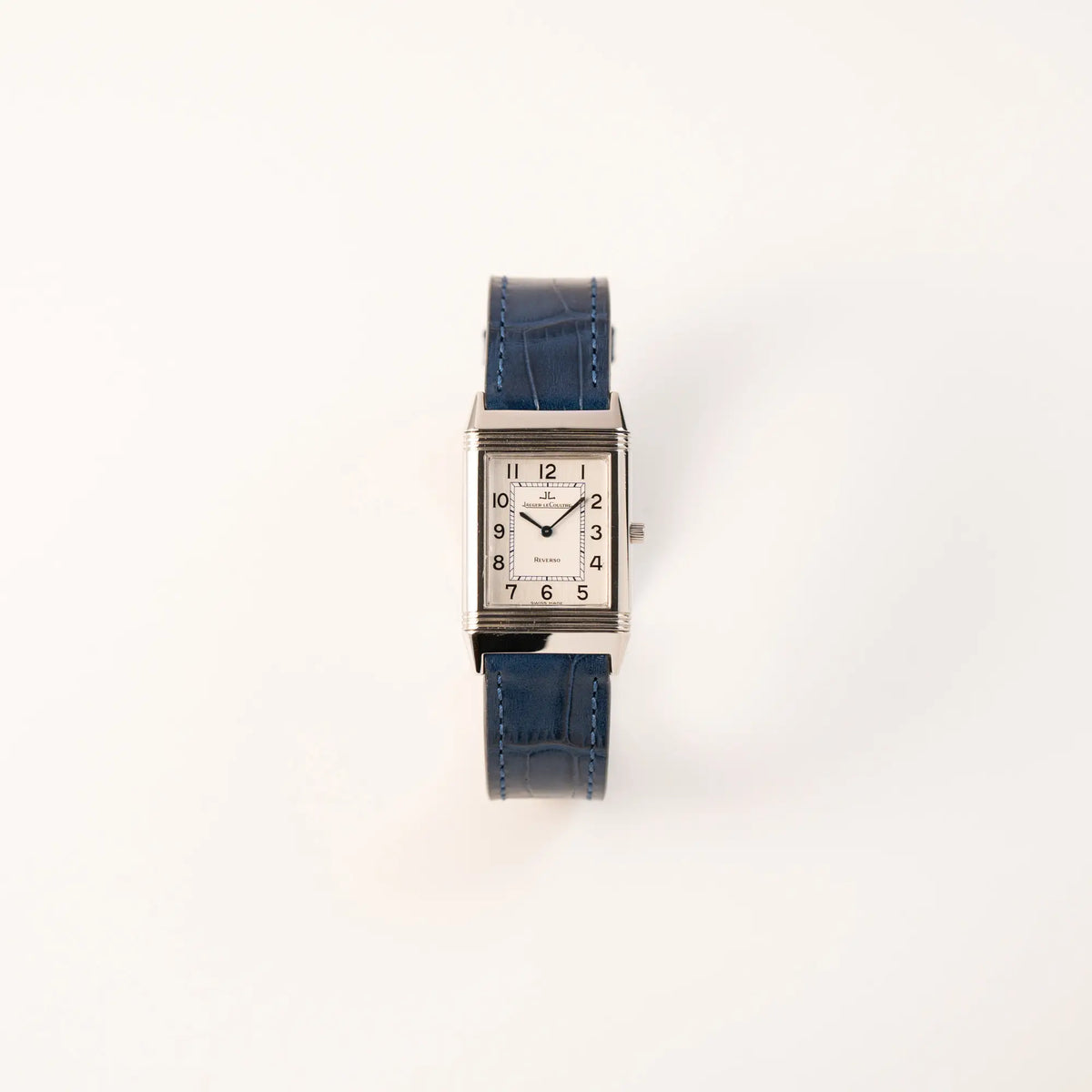 Frontale Ansicht der Jaeger-LeCoultre Reverso Classique Medium 250.8.86 in Edelstahl an einem dunkelblauem Lederband