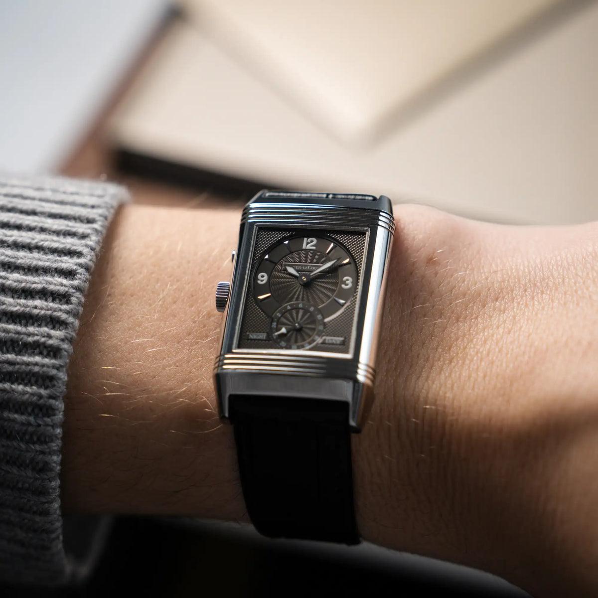 Mann trägt die Jaeger LeCoultre Reverso Duoface 270.8.54 in Stahl mit Blick auf das schwarze "Night"-Zifferblatt an seinem Handgelenk