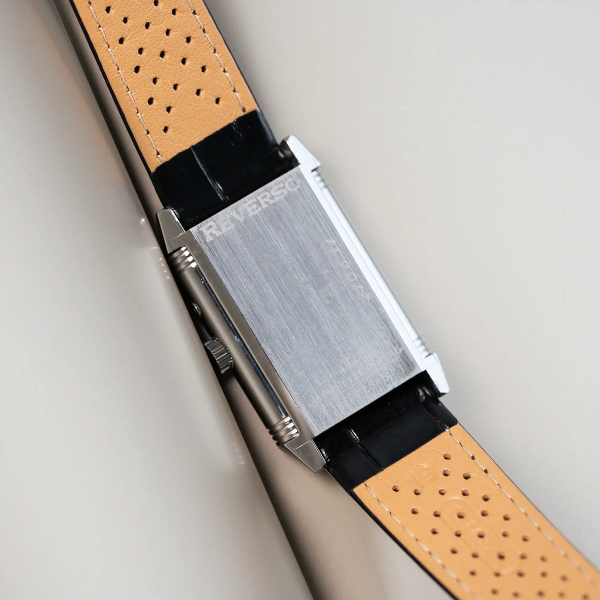 Detailaufnahme des Gehäusebodens aus Stahl der Jaeger LeCoultre Reverso Duoface 270.8.54 