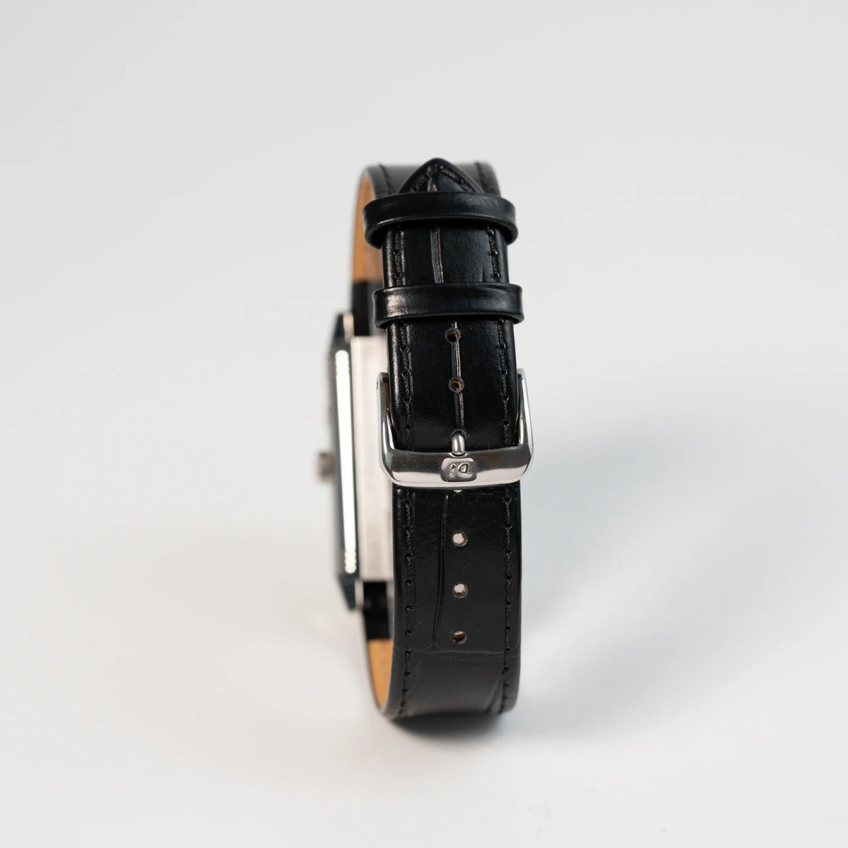 Produktfotografie des schwarzen Lederbands mit Dornschliesse der Jaeger LeCoultre Reverso Duoface 270.8.54 in Stahl