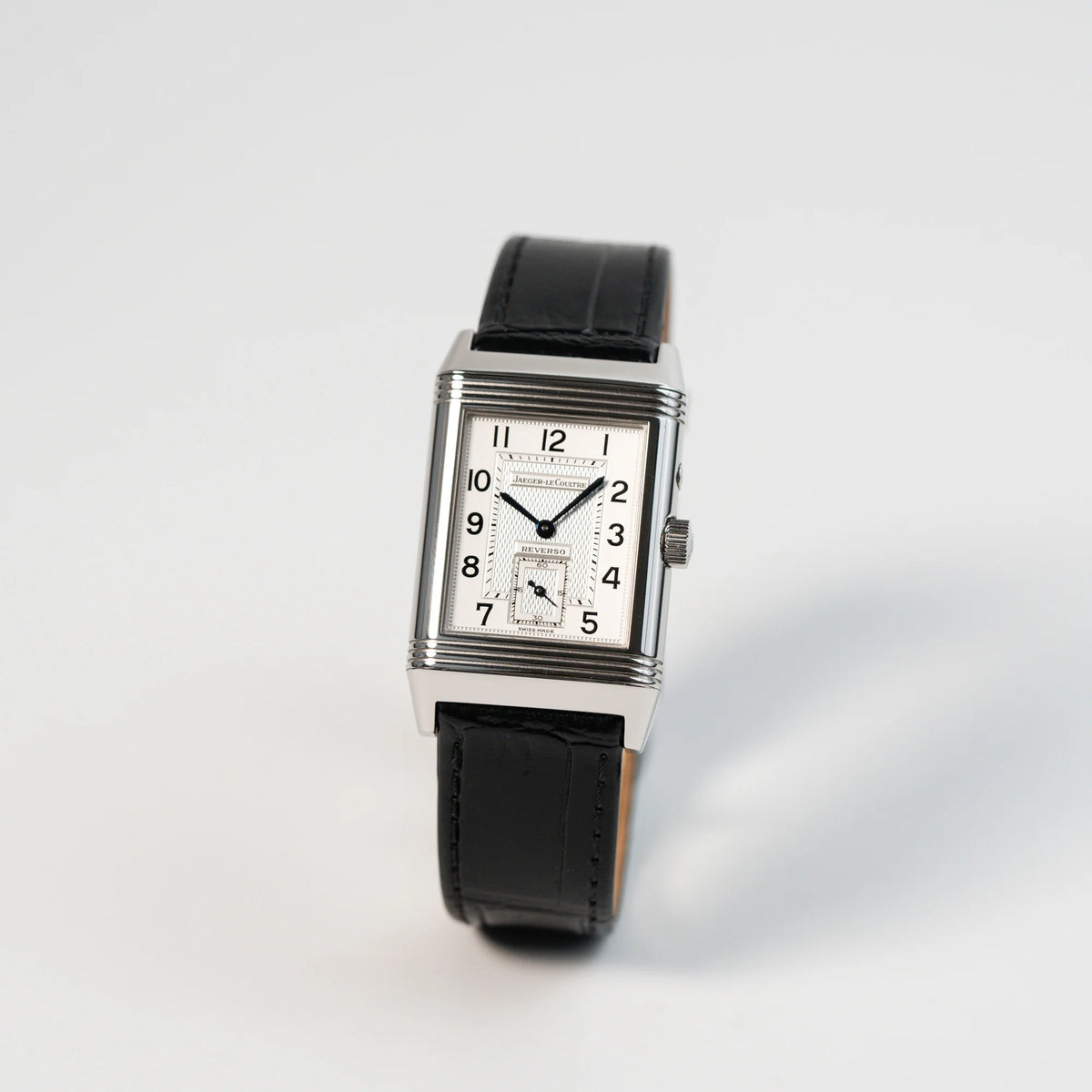 Leicht schräge Ansicht der Jaeger LeCoultre Reverso Duoface 270.8.54 in Stahl mit Blick auf das weiße Zifferblatt