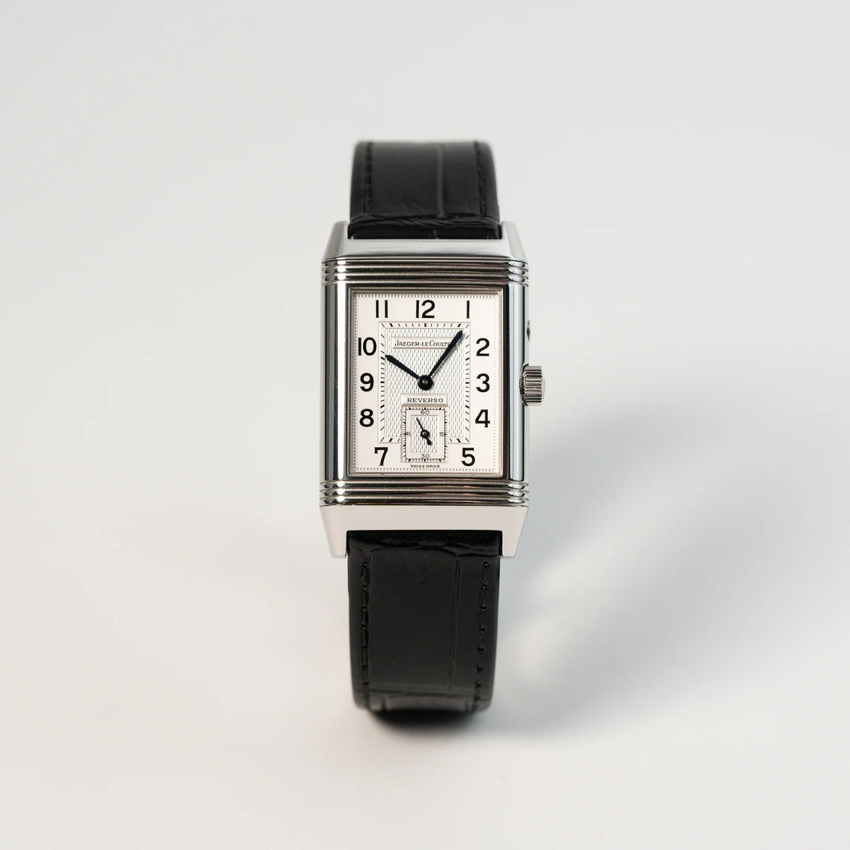 Frontale Ansicht der Jaeger LeCoultre Reverso Duoface 270.8.54 in Stahl mit Blick auf das weiße Zifferblatt