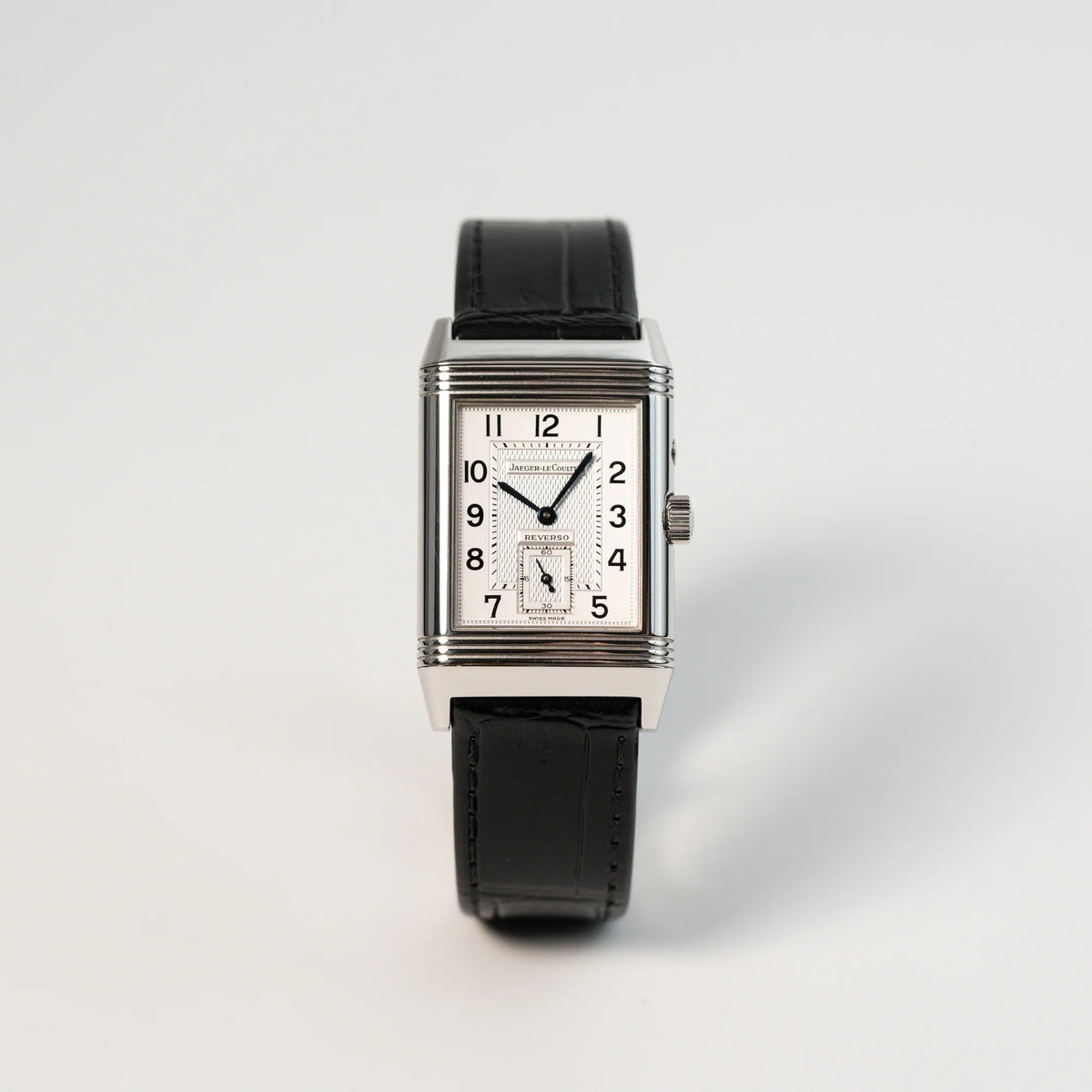 Frontale Ansicht der Jaeger LeCoultre Reverso Duoface 270.8.54 in Stahl mit Blick auf das weiße "Day"-Zifferblatt