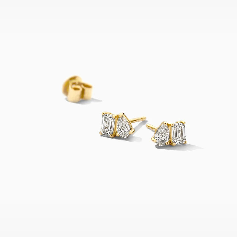 Asymmetrische Ohrstecker aus 14 karätigem Gelbgold mit zwei nebeneinander angeordneten Diamanten, eine Kombination aus einem Diamant im Tropfenschliff und einem rechteckigen Diamant