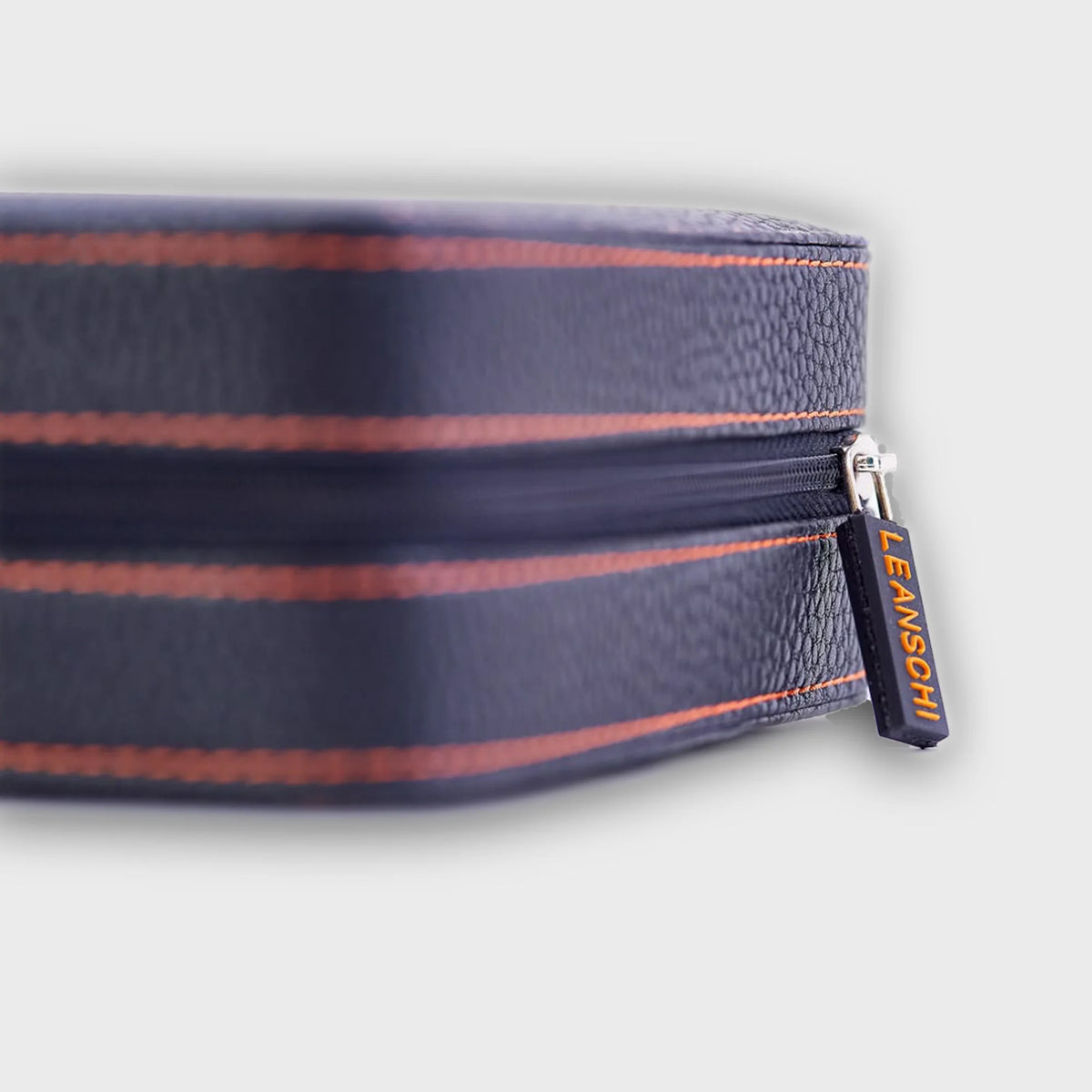 Detailaufnahme des Reisverschlusses des schwarzen Uhrenetuis mit orangener Ziernaht von Leanschi