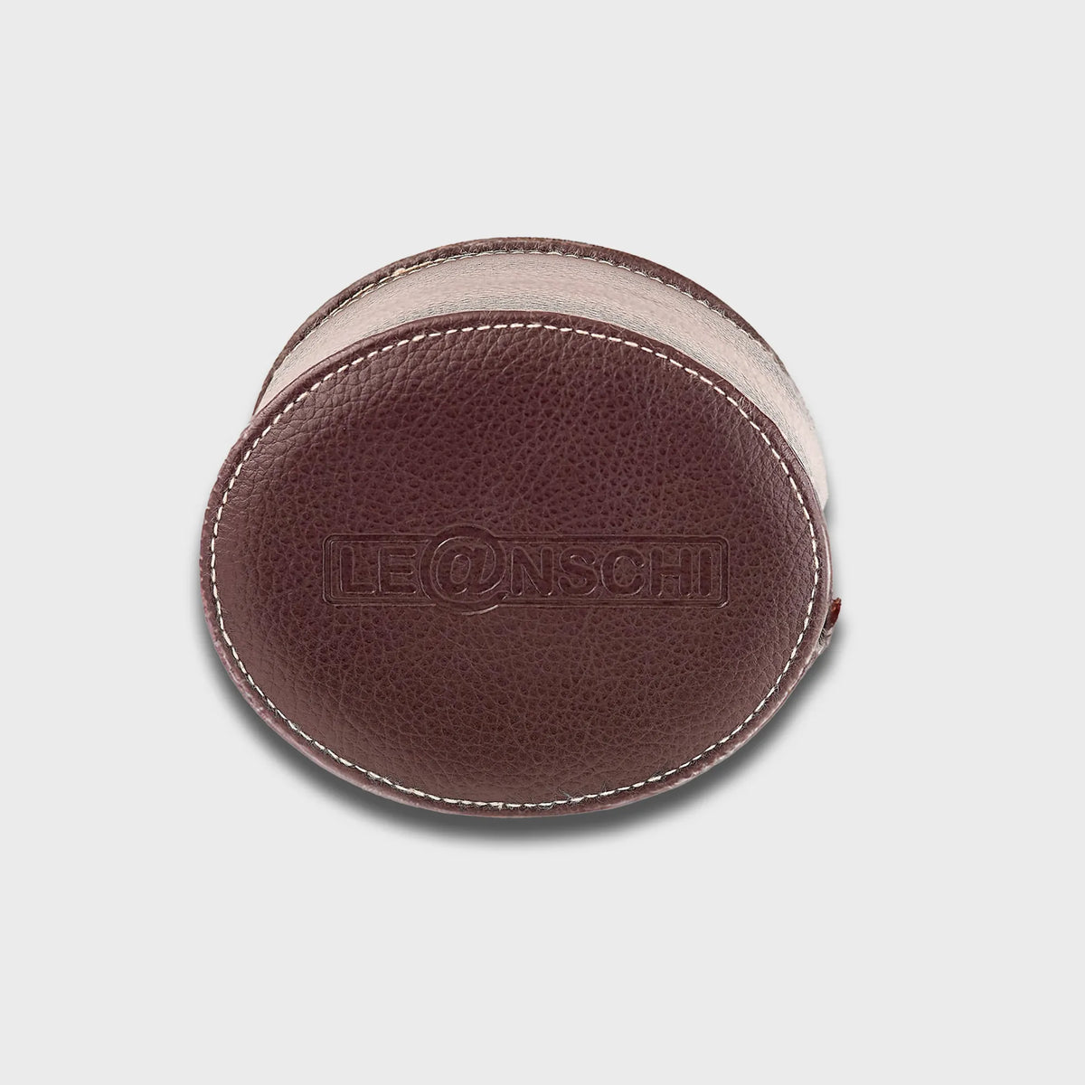Seitliche Ansicht des schokobraunes Uhrenetui für eine Uhr von Leanschi mit eingeprägtem Markenlogo