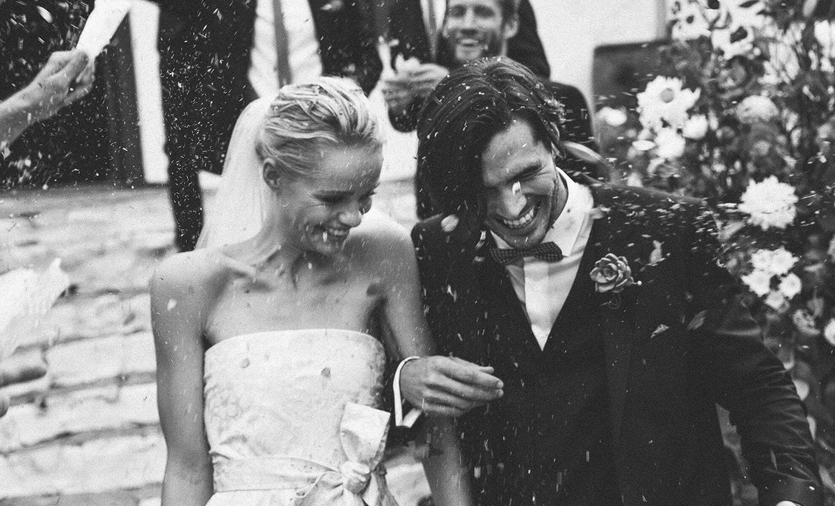 Schwarz weiße Fotografie eines Brautpaars an Ihrem Hochzeitstag direkt nach der Trauung beim Feiern