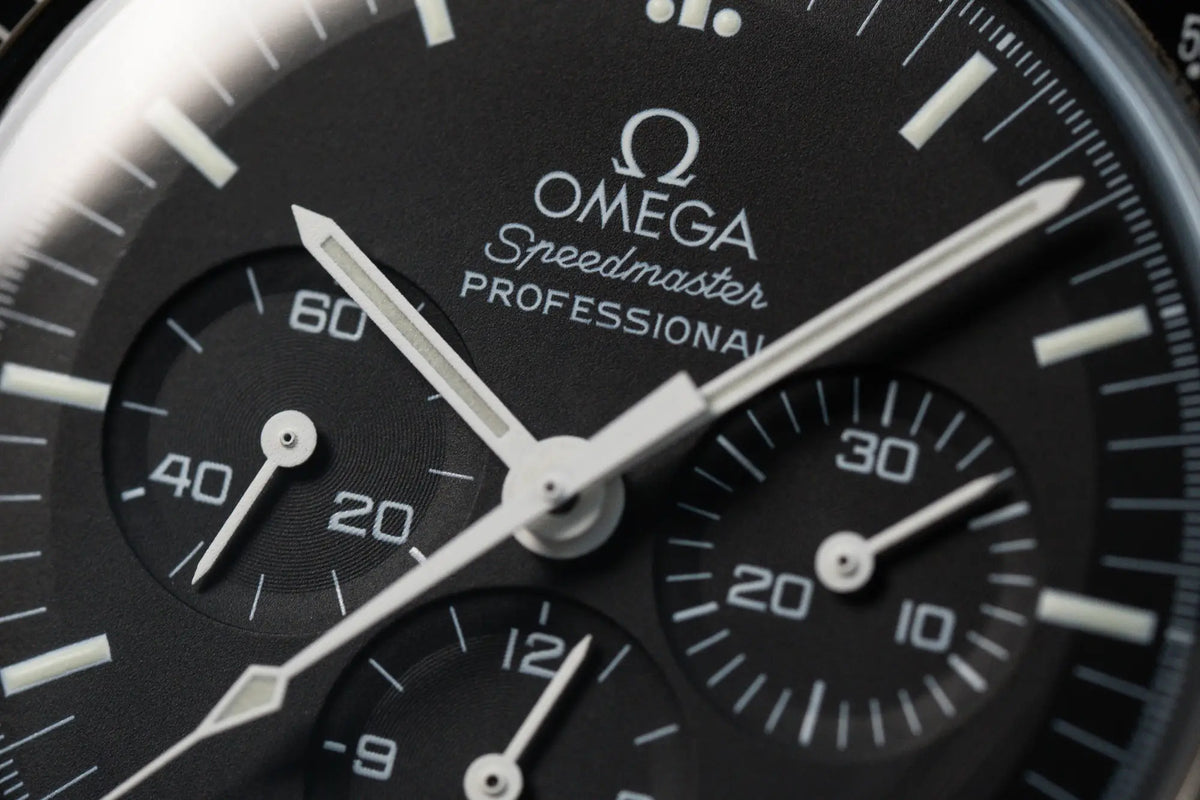 Makroaufnahme der Omega Speedmaster Moonwatch Professional mit Fokus auf dem Zifferblatt