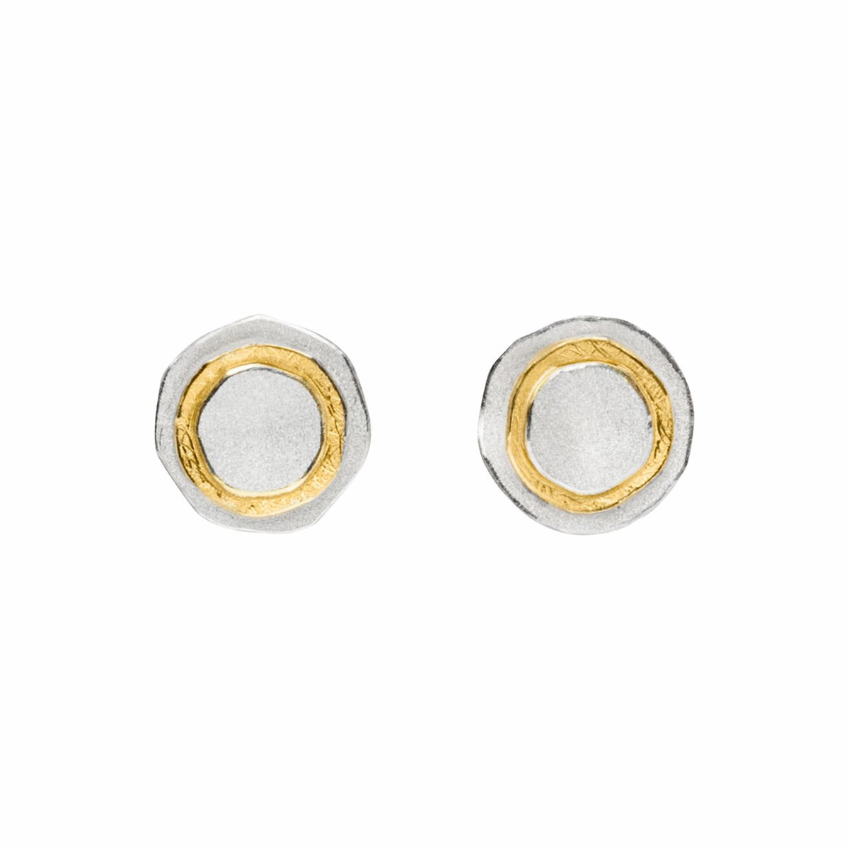 Silber-goldfarberne Ohrstecker von Manu Schmuck, die in der Formsprache an eine Blüte erinnert