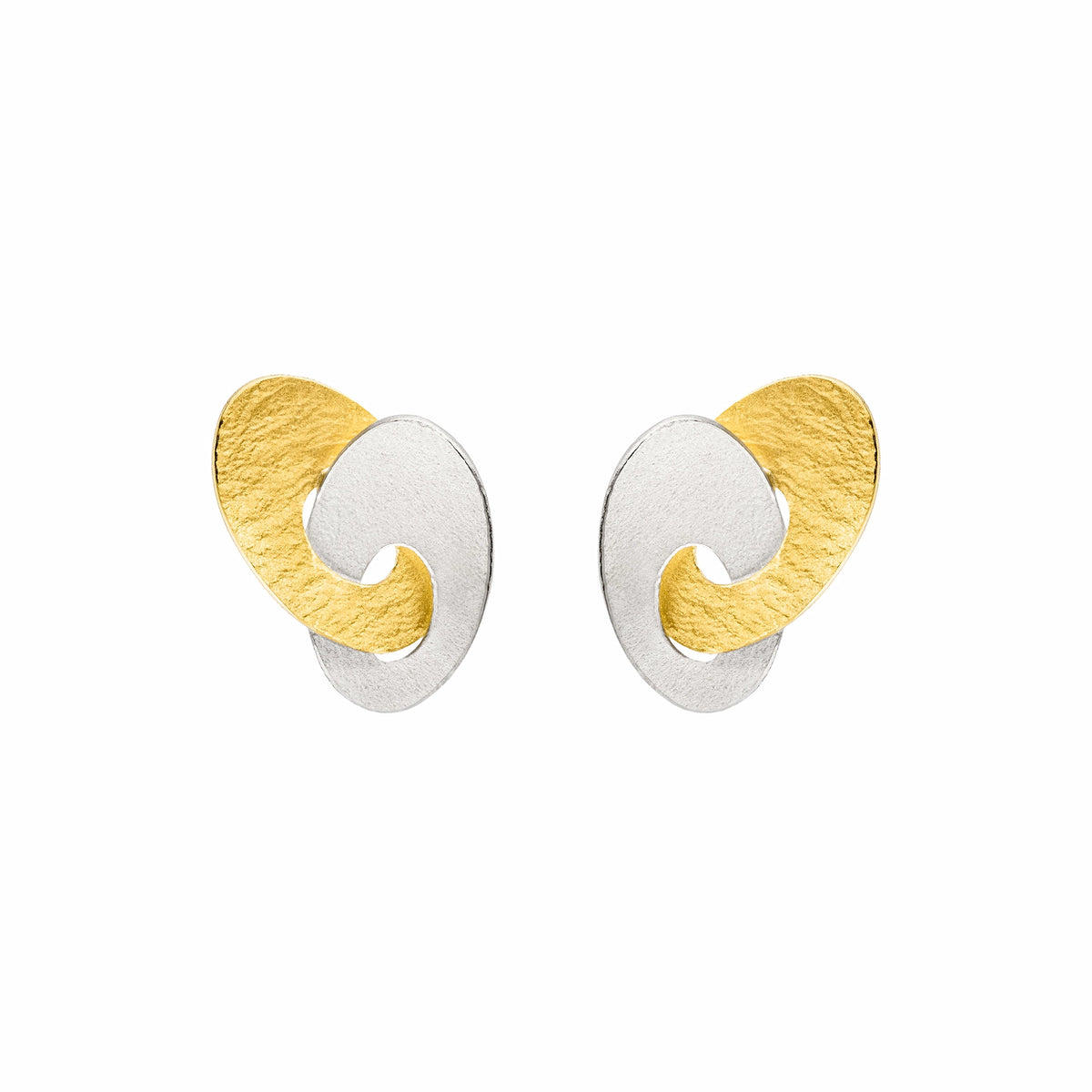 Ohrstceker von Manu Schmuck mit jeweils einem ovalen Ring in Silber und Silber mit Gelbgoldauflage, die ineinander verschlungen sind