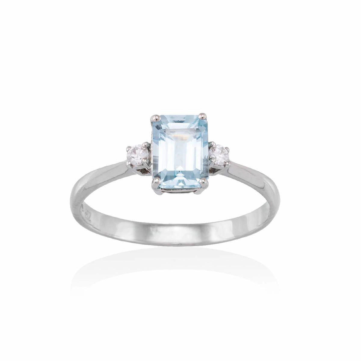 Produktfotografie mit weißem Hintergrund des Marina Garcia Rings A2465S aus Weißgold mit einem facettiertem Aquamarin und zwei kleinen Diamanten