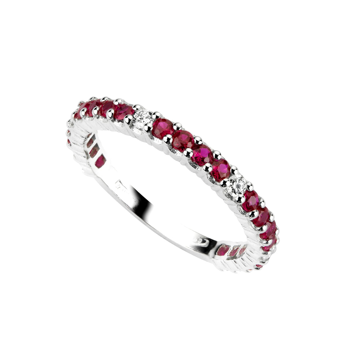 Produktfotografie des Weißgold-Memoire-Rings mit Rubin-Besatz und jeweils einem Brillanten als fünften Edelstein auf dem Ring