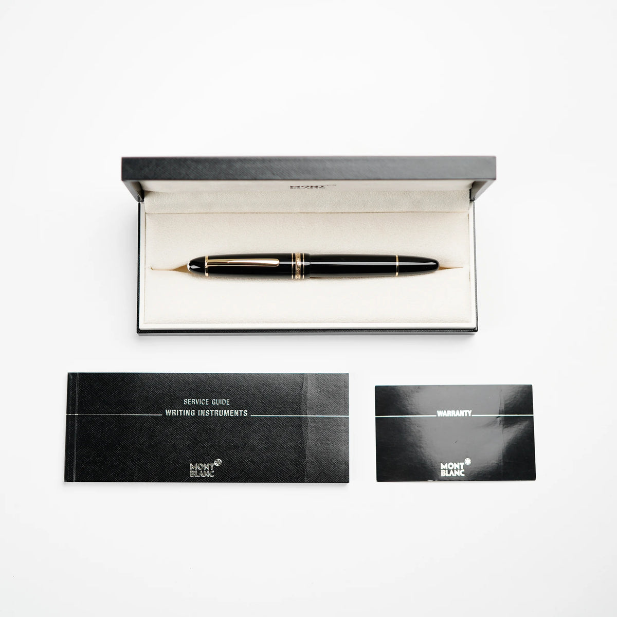 Mont Blanc Füllfederhalters in schwarz mit Goldbeschichtung zusammen mit dem Lieferumfang, bestehend aus Schreibgerät, Box, Papieren