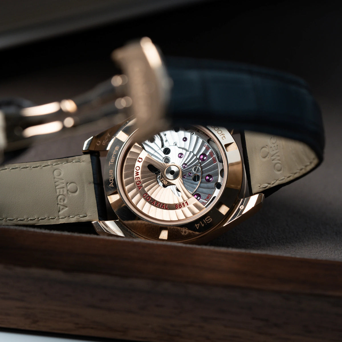 Fotografie des Gehäusebodens aus Glas der Omega Seamaster Aqua Terra Annual Calender mit rosségoldenem Gehäuse mit Blick auf das Uhrwerk