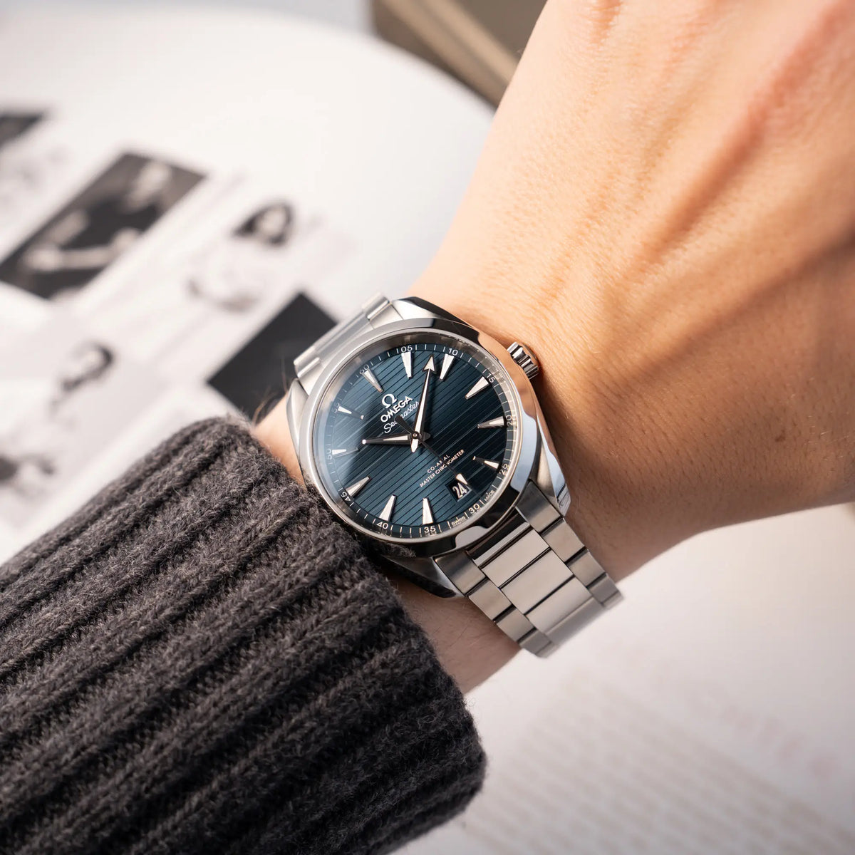 Wristshot mit der Omega Seamaster 300 Aqua Terra 3805 mit blauem Zifferblatt im 36mm-Edelstahl-Gehäuse