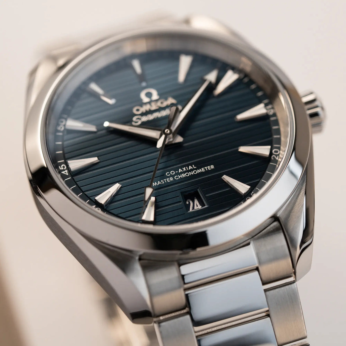 Detailaufnahme der Omega Seamaster 300 Aqua Terra 3805 mit blauem Zifferblatt im 36mm-Edelstahl-Gehäuse mit Fokus auf der Datumsanzeige